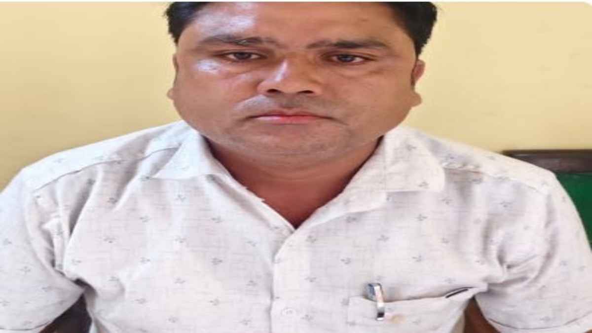 JABALPUR NEWS :  लोकायुक्त की बड़ी कार्रवाई, 20 हजार रुपये की रिश्वत लेते रोजगार सहायक गिरफ्तार