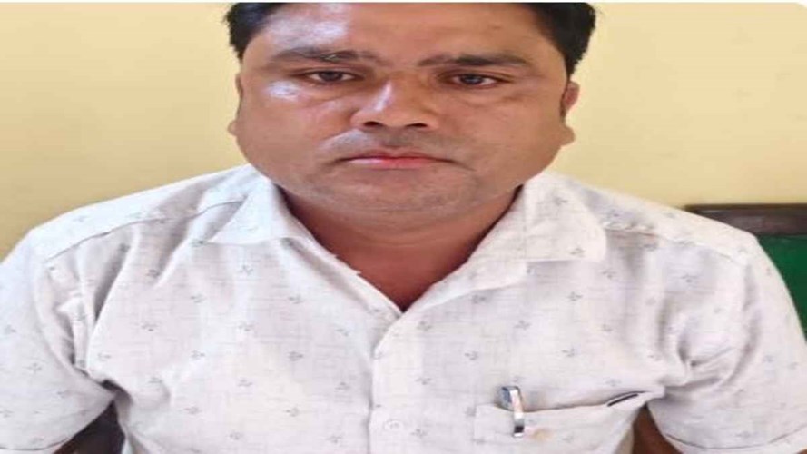 JABALPUR NEWS :  लोकायुक्त की बड़ी कार्रवाई, 20 हजार रुपये की रिश्वत लेते रोजगार सहायक गिरफ्तार