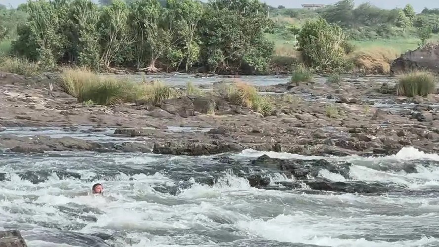 बड़ी खबर !   इंदौर और महेश्वर में पानी में डूबने से दो किशोरों की मौत, एक युवक बहा, तलाश जारी 