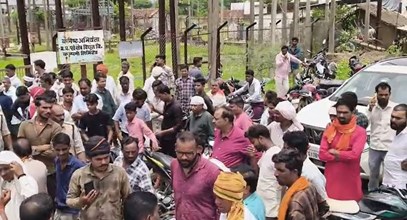 DAMOH NEWS : पटेरा में बिजली कटौती पर फूटा ग्रामीणों का गुस्सा, सब स्टेशन का घेराव कर किया चक्का जाम