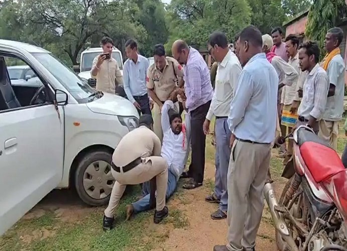 साइकिल वितरण पर बवाल: गुणवत्ता पर सवाल उठाने पहुंचे रवि भगत को पुलिस ने पकड़ा