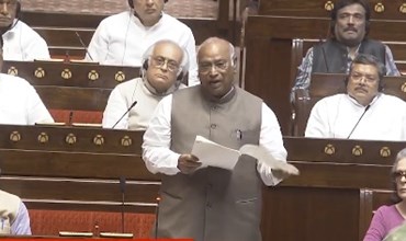 राज्यसभा में एंटी-पेपर लीक बिल पर खड़गे का हमला, बोले- छात्रों की आवाज दबाने से नहीं रुकेगा पेपर लीक