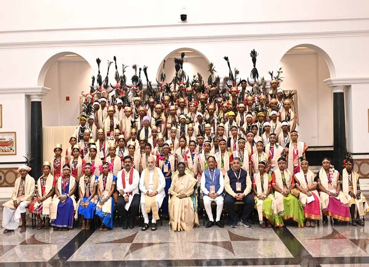 राष्ट्रपति भवन में बस्तरिया प्रतिनिधिमंडल का सम्मान: राष्ट्रपति मुर्मु ने खुद परोसा भोजन, CM साय ने दिया खास न्योता