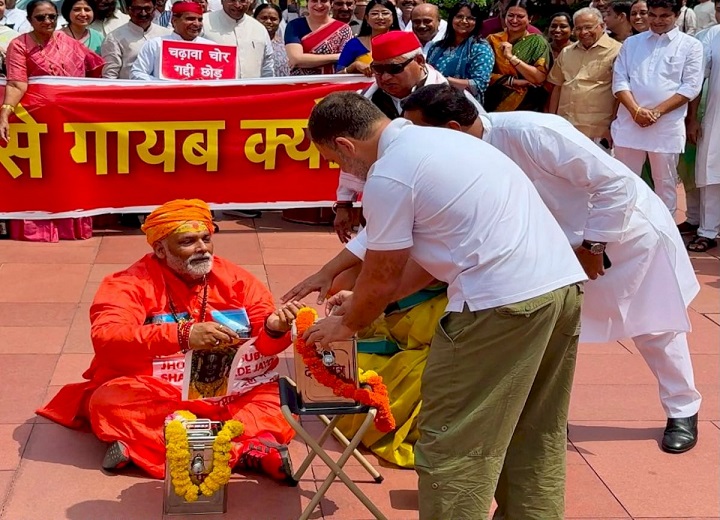 संसद में हंगामे का नया अध्याय: पप्पू यादव पुजारी बने, राहुल गांधी पर विशेषाधिकार नोटिस दाखिल