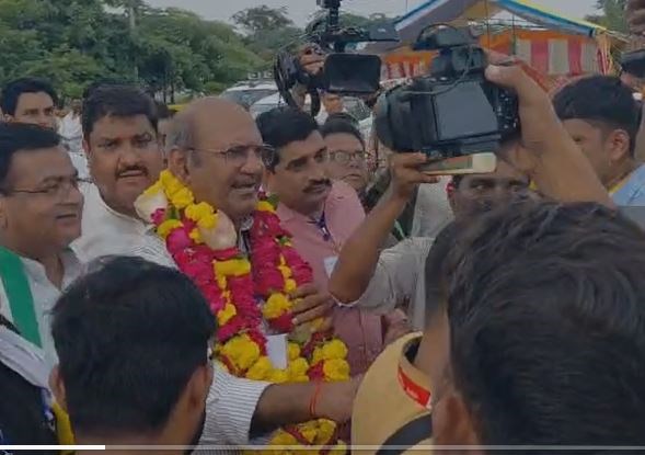 DATIA UPCHUNAV : MP में कांग्रेस ने मनाया घनश्याम सिंह के जीत का जश्न, जीतू पटवारी ने वीडियो कॉल से दी बधाई