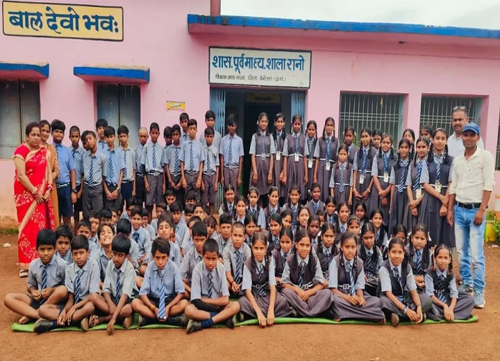 पिता की याद में अनोखी मिसाल: शिक्षिका प्रतीक जैन ने 98 विद्यार्थियों को बांटी टाई-बेल्ट, 6 बच्चों की शिक्षा का उठाया जिम्मा