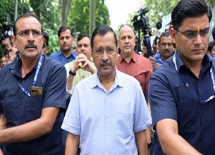 E20 नीति के खिलाफ AAP का शक्ति प्रदर्शन, पीएम आवास मार्च के दौरान पुलिस ने रोका, सड़क पर धरने पर बैठे केजरीवाल