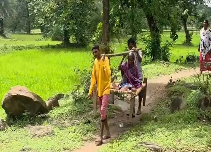 दंतेवाड़ा के इस गांव में आज भी सड़क का संकट, मरीजों की जान पर बन आती है बात, खाट बनी एंबुलेंस