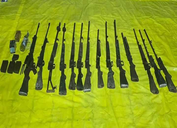 गढ़चिरौली के जंगल से मिला नक्सलियों का बड़ा हथियार डंप, 14 हथियार और IED बरामद