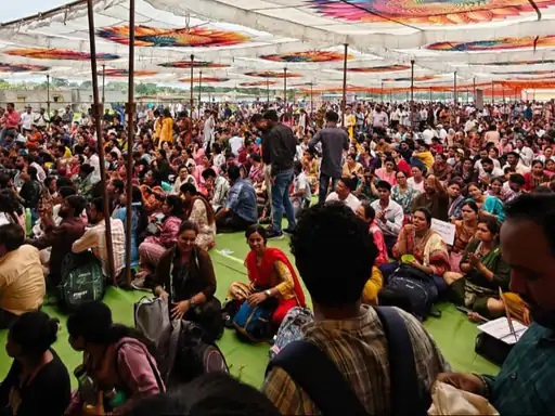 आत्मानंद विद्यालयों के संविदा शिक्षकों का प्रदर्शन, सेवा सुरक्षा और नियमितीकरण को लेकर उठाई आवाज