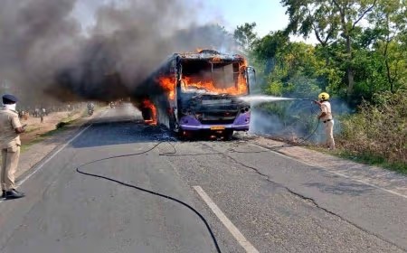 पटना में सड़क हादसे के बाद बवाल, युवक की मौत से भड़की भीड़; बस समेत कई वाहनों में लगाई आग