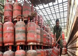 LPG उपभोक्ताओं के लिए जरूरी खबर: 16 अगस्त तक करा लें e-KYC, नहीं तो रुक सकती है घरेलू गैस सिलेंडर की सुविधा