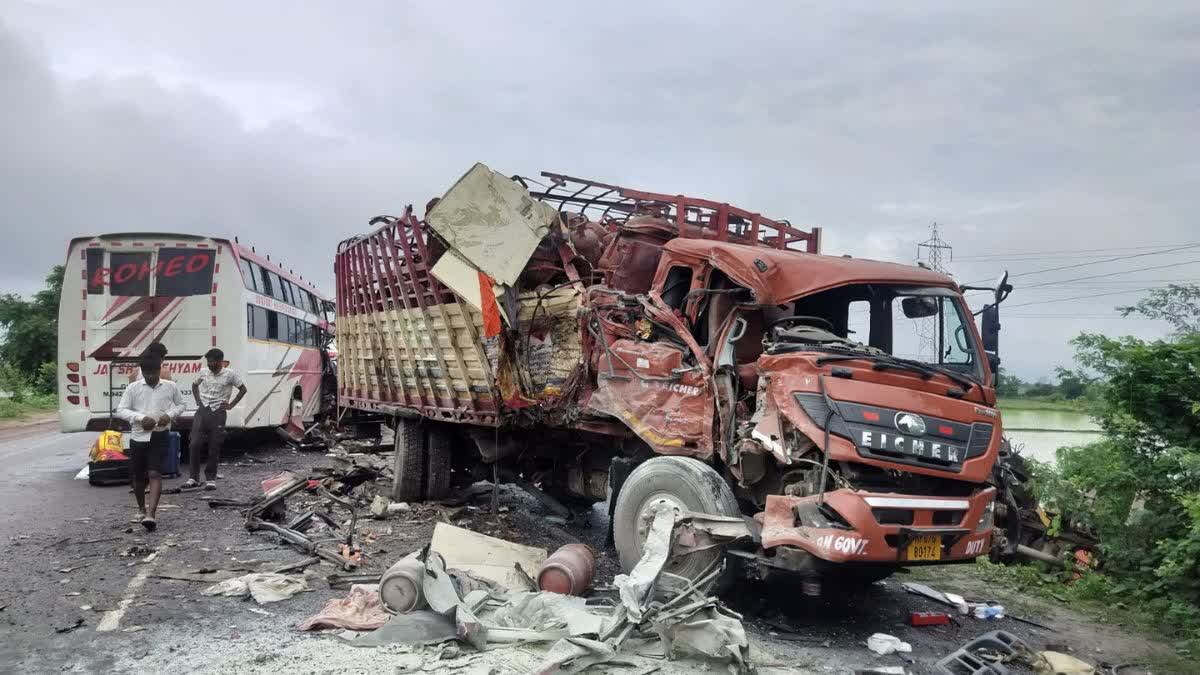 BHIND NEWS : NH-719 पर भीषण सड़क हादसा, बस से ट्रक की हुई भिड़ंत, एक महिला की मौत; कई घायल