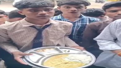 KHANDWA NEWS : छात्रावास के भोजन में इल्लियां मिलने से छात्रों का फूटा गुस्सा, थाली लेकर पहुंचे कलेक्ट्रेट, कार्रवाई की मांग