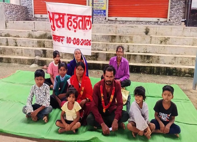 जन्म प्रमाण पत्र के लिए 3 साल से भटक रहा पिता, परिवार संग तहसील कार्यालय के बाहर भूख हड़ताल