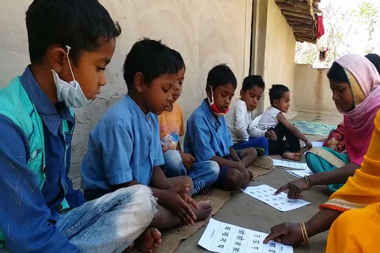 बस्तर में बदलेगा पढ़ाई का अंदाज! 1497 स्कूलों में स्थानीय भाषा से बच्चों को शिक्षा, हजारों छात्र होंगे लाभान्वित