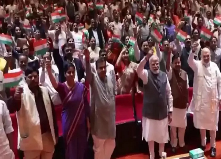 NDA का मंगल मिलन: मोदी-शाह संग सांसदों ने लहराया तिरंगा, झारखंड छात्र आंदोलन पर किया प्रदर्शन