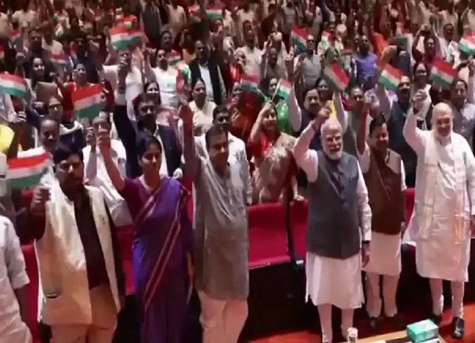 NDA का मंगल मिलन: मोदी-शाह संग सांसदों ने लहराया तिरंगा, झारखंड छात्र आंदोलन पर किया प्रदर्शन