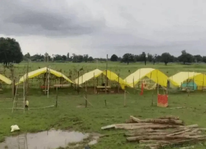 अतिक्रमण हटाने के बाद 9 परिवारों पर टूटा मुसीबतों का पहाड़, बारिश में तिरपाल के नीचे गुजर रही जिंदगी