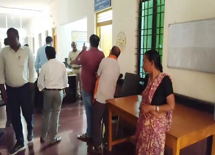 आदिवासी विकास विभाग पर कुर्की वारंट! 9.71 लाख का मुआवजा नहीं मिला तो कोर्ट सख्त