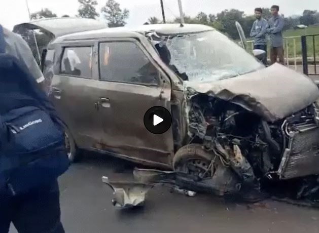 JABALPUR NEWS : जबलपुर में खून से लाल हुई सड़क, तेज रफ्तार कार ने बाइक को मारी टक्कर, 2 की मौत 