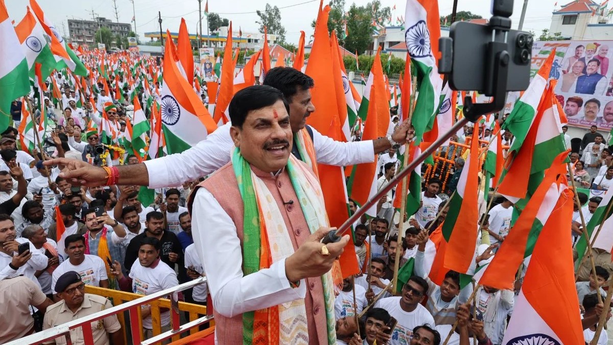BHOPAL NEWS : भोपाल में निकली MP की सबसे बड़ी तिरंगा यात्रा, CM मोहन हुए शामिल, PM मोदी की सराहना