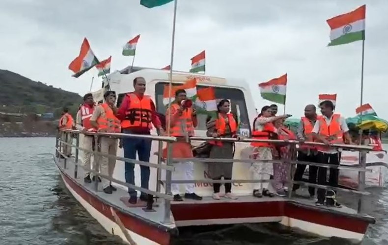  Alirajpur news : नर्मदा नदी में निकाली गई अनूठी तिरंगा यात्रा, चलित नाव में लहराया तिरंगा, देशभक्ति से गूंजा तट