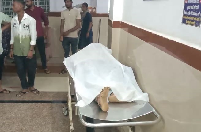 Datia News : तिरंगा लगाने के दौरान 16 वर्षीया छात्र को लगा करंट, मौके पर मौत, परिजनों ने स्कूल प्रशासन पर लगाएं गंभीर आरोप 