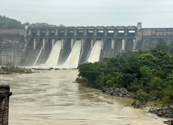 मिनीमाता बांगो जलाशय में बढ़ा जलस्तर, 3 गेट खोले गए; 35 गांवों में बाढ़ का अलर्ट