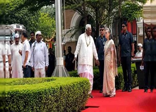 कांग्रेस मुख्यालय में ‘वंदे मातरम’ पर विवाद? सोनिया गांधी के इशारे पर BJP का तंज, जयराम रमेश ने दी सफाई