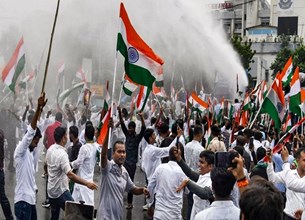 तेजस्वी यादव हिरासत में, BJP ऑफिस के बाहर RJD कार्यकर्ताओं का हंगामा; जमकर नारेबाजी