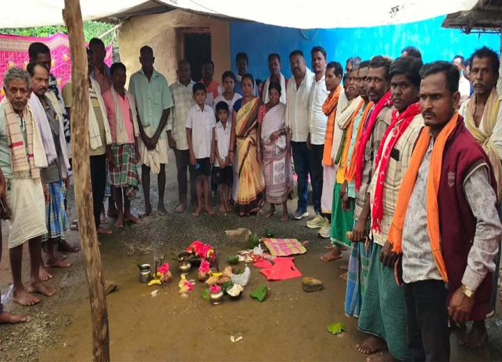 बस्तर में 10 साल बाद परिवार की ‘घर वापसी’, 7 सदस्यों ने दोबारा अपनाई सनातन परंपरा