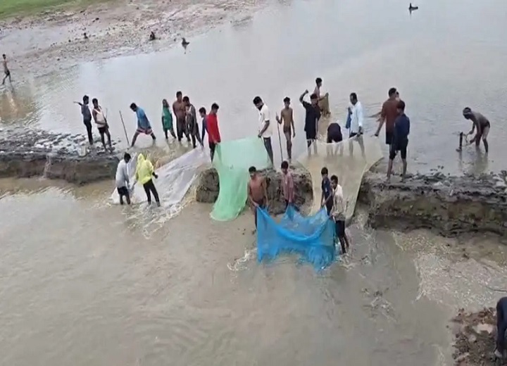 अचानक फूटा वर्षों पुराना बांध, सैकड़ों एकड़ फसल पर संकट; पानी में मछली पकड़ते दिखे ग्रामीण