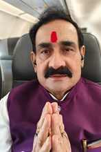 DATIA NEWS : दतिया पहुंचे नरोत्तम मिश्रा, मां पीताम्बरा के किये दर्शन, समर्थकों ने शेर आया-शेर आया’ के लगाए नारे 
