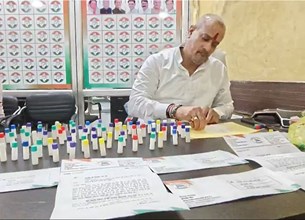 शक्कर की बढ़ती कीमतों पर विकास उपाध्याय का अनोखा प्रदर्शन, डिब्बी में चीनी भरकर BJP नेताओं को भेजी