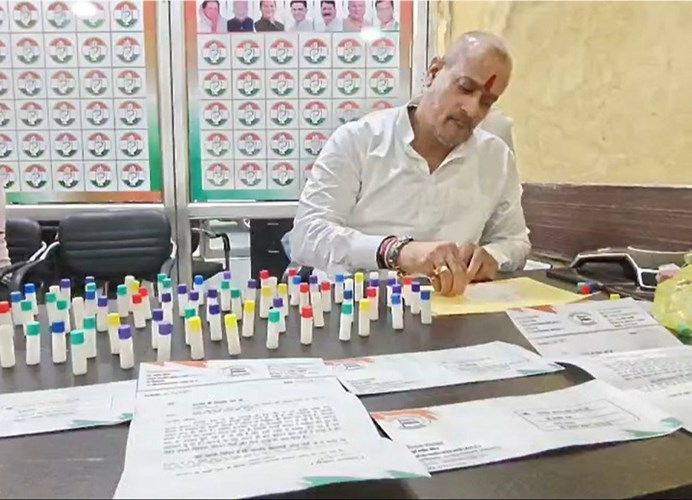 शक्कर की बढ़ती कीमतों पर विकास उपाध्याय का अनोखा प्रदर्शन, डिब्बी में चीनी भरकर BJP नेताओं को भेजी