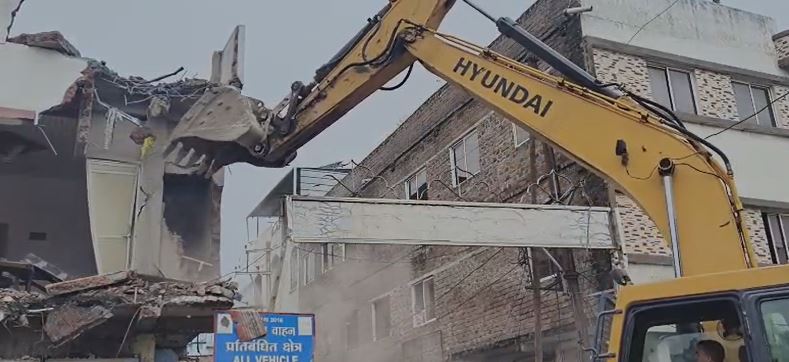ujjain news : उज्जैन में एक दर्जन से अधिक मकानों पर चला प्रशासन का बुलडोजर, इस वजहें से की गई कार्रवाई 