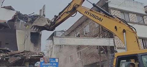 ujjain news : उज्जैन में एक दर्जन से अधिक मकानों पर चला प्रशासन का बुलडोजर, इस वजहें से की गई कार्रवाई 