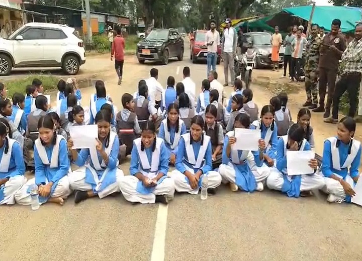 छात्रावास की छात्राओं का सड़क पर प्रदर्शन, भोजन और मेस व्यवस्था को लेकर उठाए सवाल