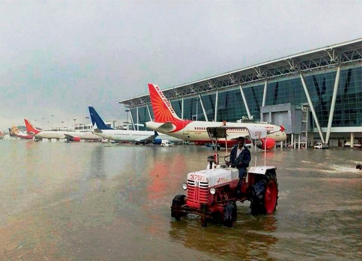 दिल्ली-NCR में मूसलाधार बारिश का असर, 14 फ्लाइट डायवर्ट; 150 उड़ानें लेट और कई इलाकों में जाम