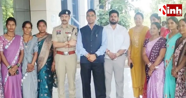 महिलाओं ने दाल-चावल से बनाई राखियां, कलेक्टर-SP को बांधकर दिया आत्मनिर्भरता का संदेश