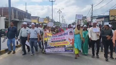 TET की अनिवार्यता के विरोध में शिक्षकों का हल्लाबोल, सड़कों पर उतरे सैकड़ों शिक्षक