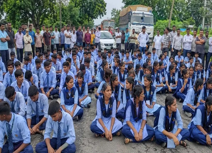 400 छात्रों ने सड़क पर किया चक्काजाम, शिक्षकों की कमी पर मचा बवाल; 4 नए शिक्षक भेजे गए