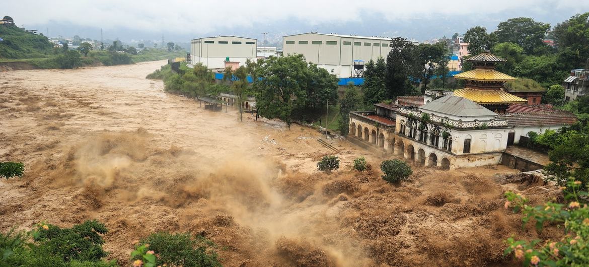 नेपाल में फ्लैश फ्लड का तांडव! तिब्बत सीमा के पास मची तबाही, 1000 लोगों के बहने की आशंका