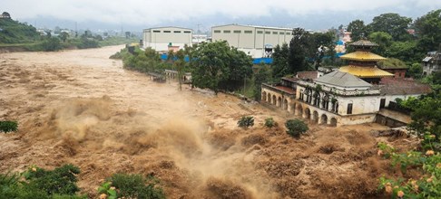 नेपाल में फ्लैश फ्लड का तांडव! तिब्बत सीमा के पास मची तबाही, 1000 लोगों के बहने की आशंका