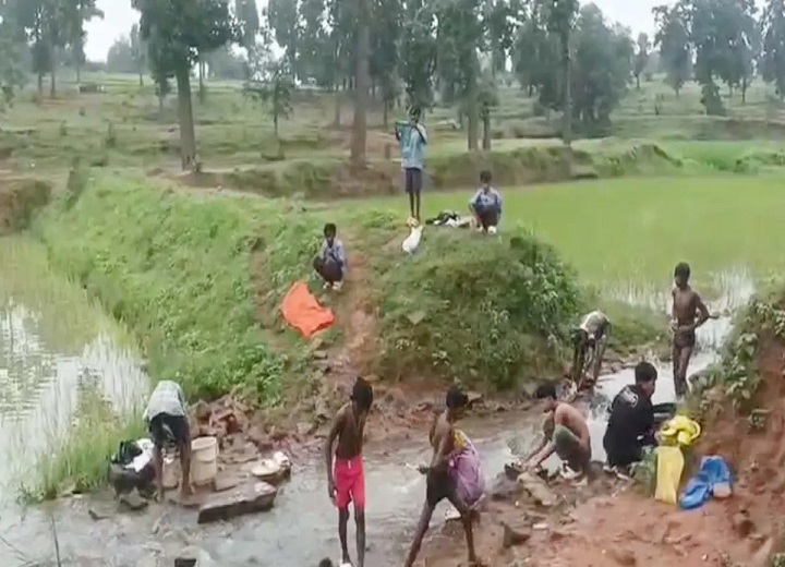 सूरजपुर के बालक आश्रम में बदइंतजामी के आरोप, 48 में सिर्फ 16 बच्चे मिले; तालाब में नहाते दिखे छात्र