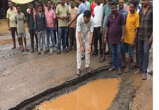 बारिश रोकने वाले नींबू से अब सड़क के गड्ढे भरने की उम्मीद!, ग्रामीणों ने नींबू काटकर किया अनोखा प्रदर्शन