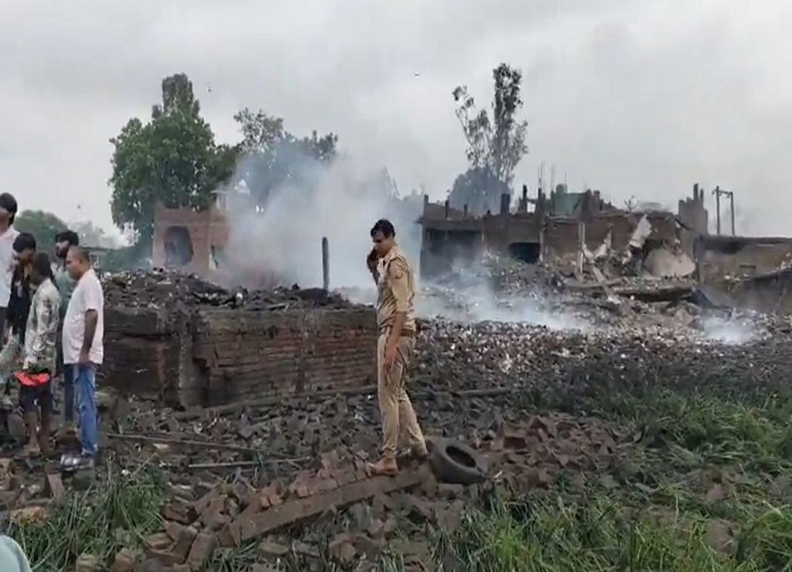 कौशांबी पटाखा फैक्ट्री ब्लास्ट:  11 मौतों के बाद पुलिस पर गिरी गाज, इंस्पेक्टर समेत 6 SI सस्पेंड; मुख्य आरोपी भी गिरफ्तार 