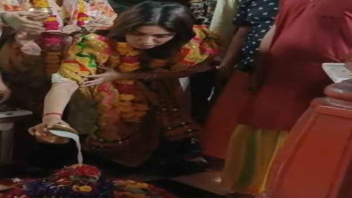 DATIA NEWS : मां पीतांबरा के दरबार में पहुंची एक्ट्रेस भूमि पेडनेकर, वनखंडेश्वर महादेव  के भी किए दर्शन, लिया आशीर्वाद
