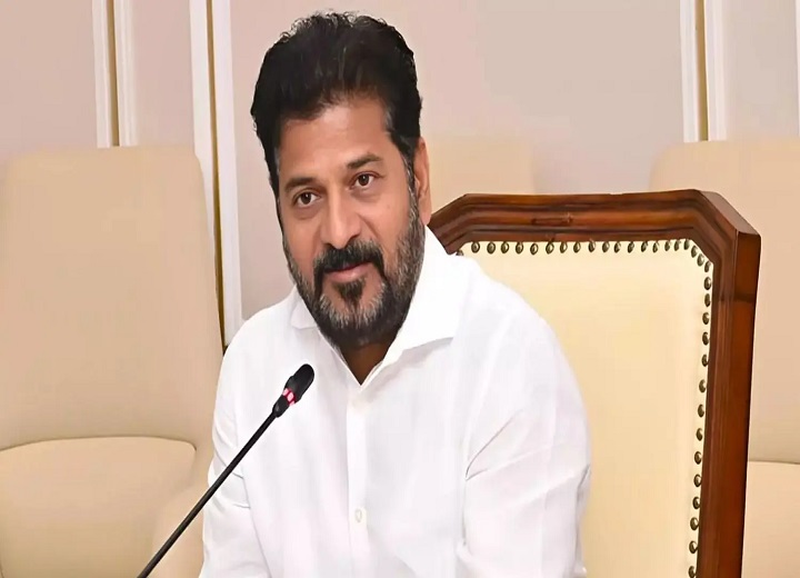बेटी की विवादित टिप्पणी के बाद कोंडा सुरेखा पर गिरी गाज, CM रेवंत रेड्डी ने कैबिनेट से हटाया